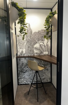 photo-box-individuel-table-haute-tabouret-tapisserie