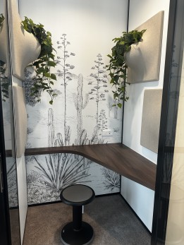 photo-box-individuel-table-tabouret-tapisserie-acoustique