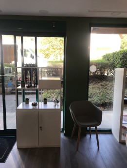 vue-meuble-rangement-vitrine-magasin-optique.jpg