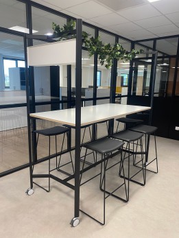 4-amenagement-cuisine-avec-tables-hautes-a-roulettes-pour-bureaux-a-villeubanne.jpg