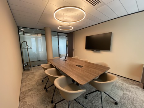 photo-salle-de-reunion-avec-table-en-bois-suspension-ronde-led-chaise-design