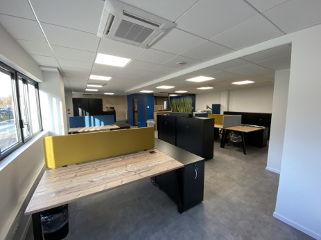 Photo open space avec bureau double transporteur.jpg