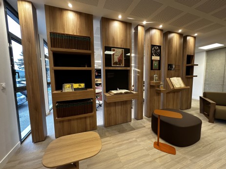 Photo meuble présentoir et  bibliothèque sur mesure grande salle de réunion.jpg