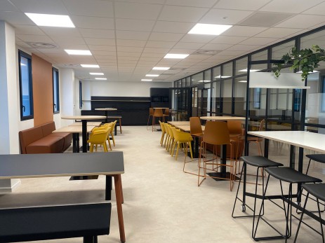 1-amenagement-cuisine-de-bureau-avec-zone-cafe-et-tisannerie-pour-80-pers-bureaux-a-villeubanne.jpg