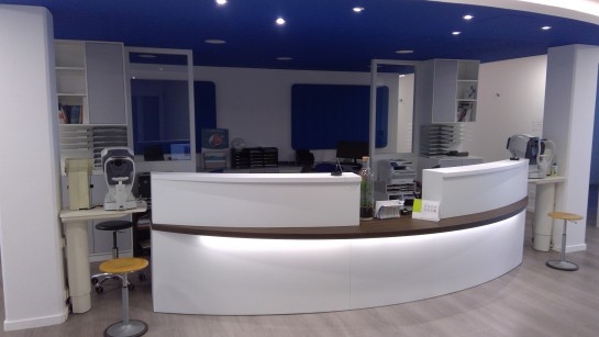 Réalisation banque d'accueil sur mesure et PMR.jpg