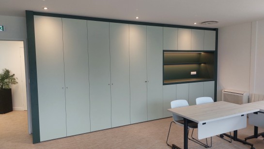 Photo meuble sur mesure salle de réunion modulable.jpg