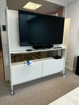 Photo meuble TV mobile salle de réunion.jpg