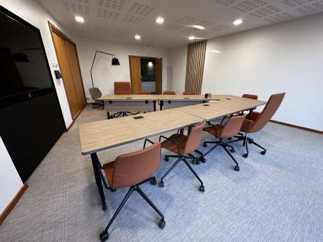 Photo salle de réunion table abattante à roulettes modulable avec connectique et forme triangle.jpg