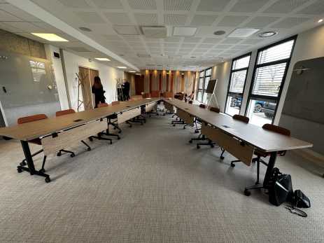 photo grande salle de réunion et conférence avec tables modulables.jpg
