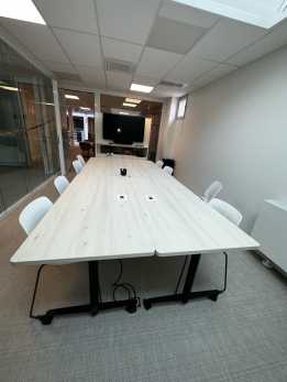 Photo salle de réunion table abattante à roulettes modulable avec connectique.jpg